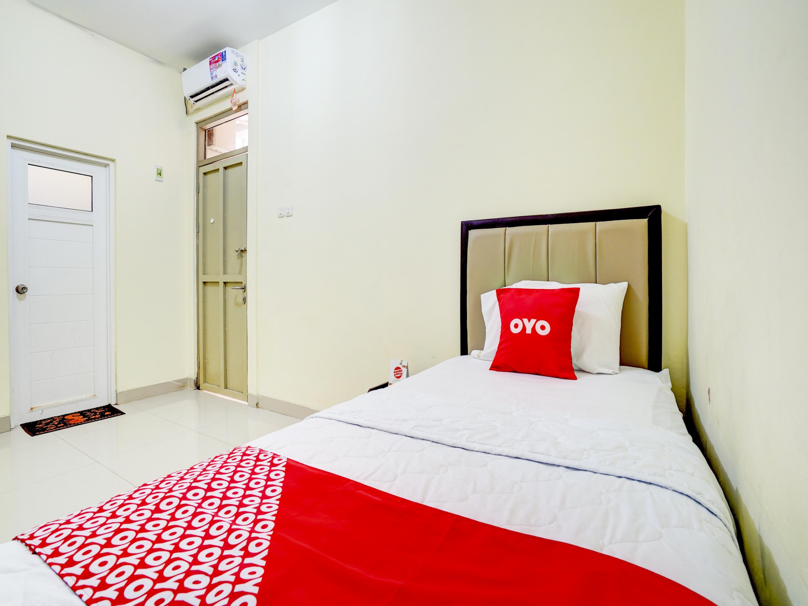 Отель Oyo 90052 Star House Чиребон Экстерьер фото