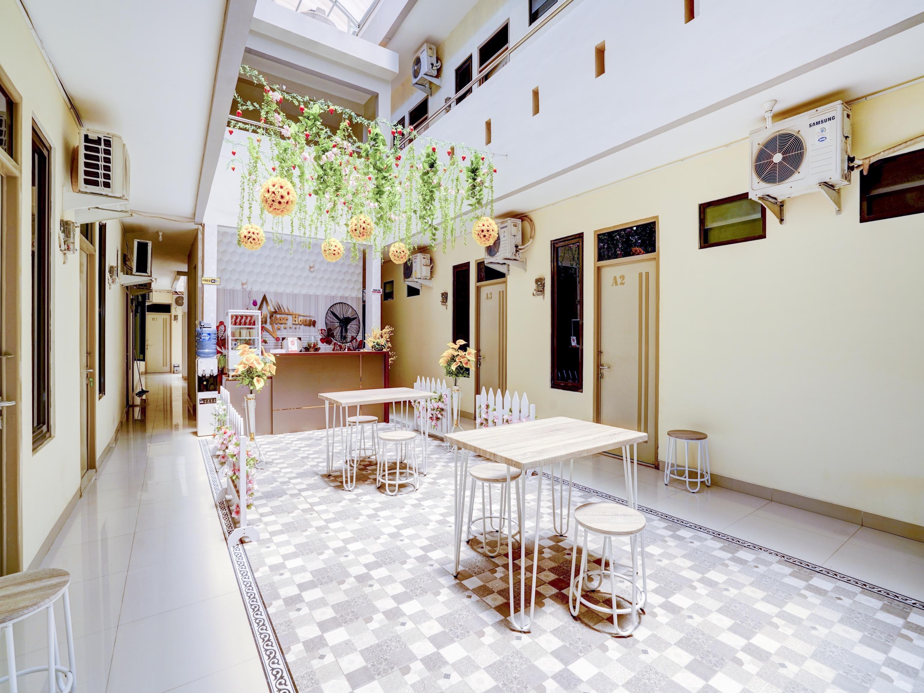 Отель Oyo 90052 Star House Чиребон Экстерьер фото