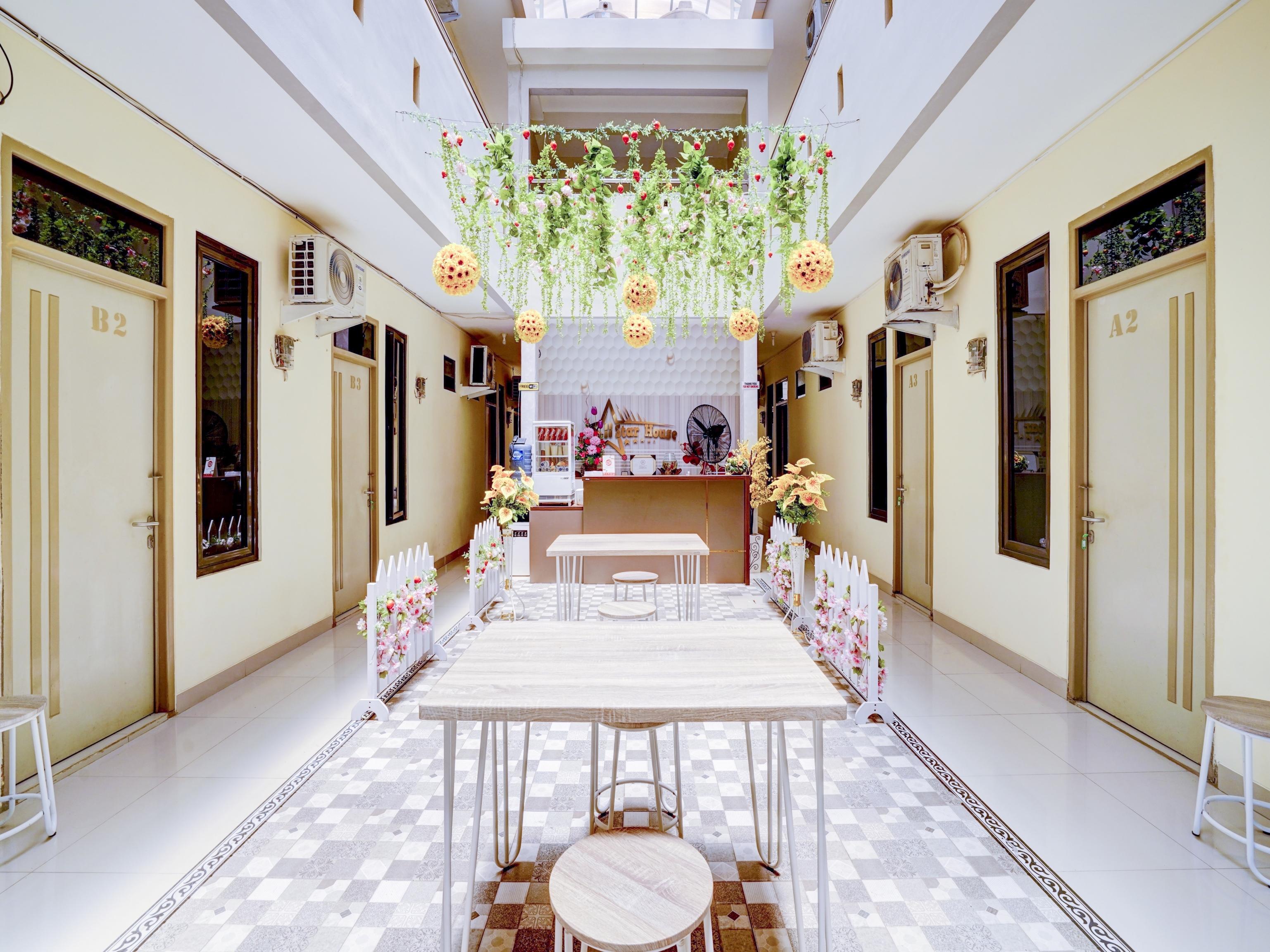 Отель Oyo 90052 Star House Чиребон Экстерьер фото
